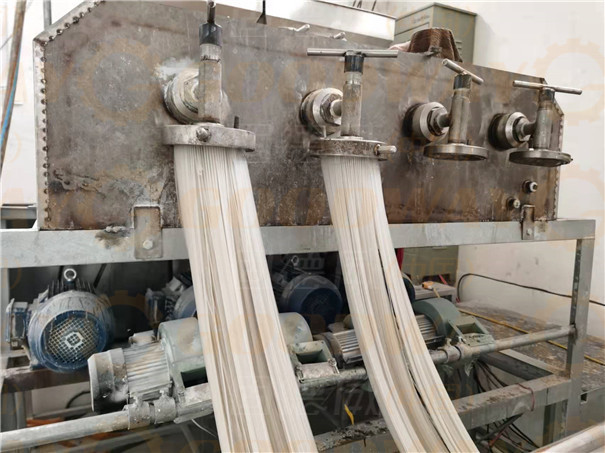 粉條機制作的粉條粉絲與手工制作究竟有哪些區別？從3個角度分析